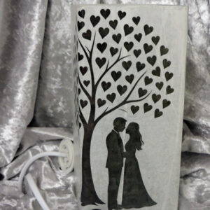 „Romantische Lampe – Paar unter Herzbaum