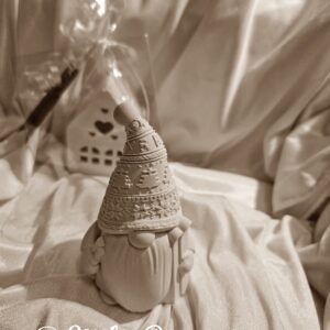 Keramik Wichtel – handgemachtes Unikat & liebevolle Winterdeko